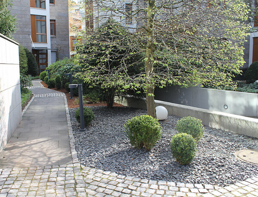 Objektbetreuung, gepflegte Gartenanlage in Köln, Vorgarten, Mit Fußweg